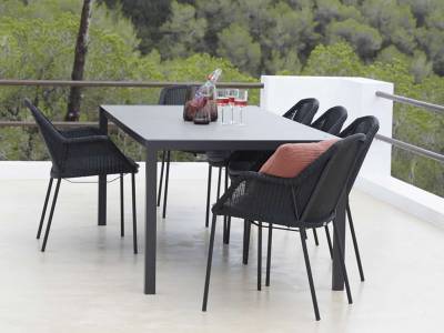 Cane-line Dining-Set: 6 x Breeze Stapelsessel & Pure Tisch, 150x90 cm, Aluminium, Lava Grey inklusive Keramik Tischplatte zum Sonderpreis