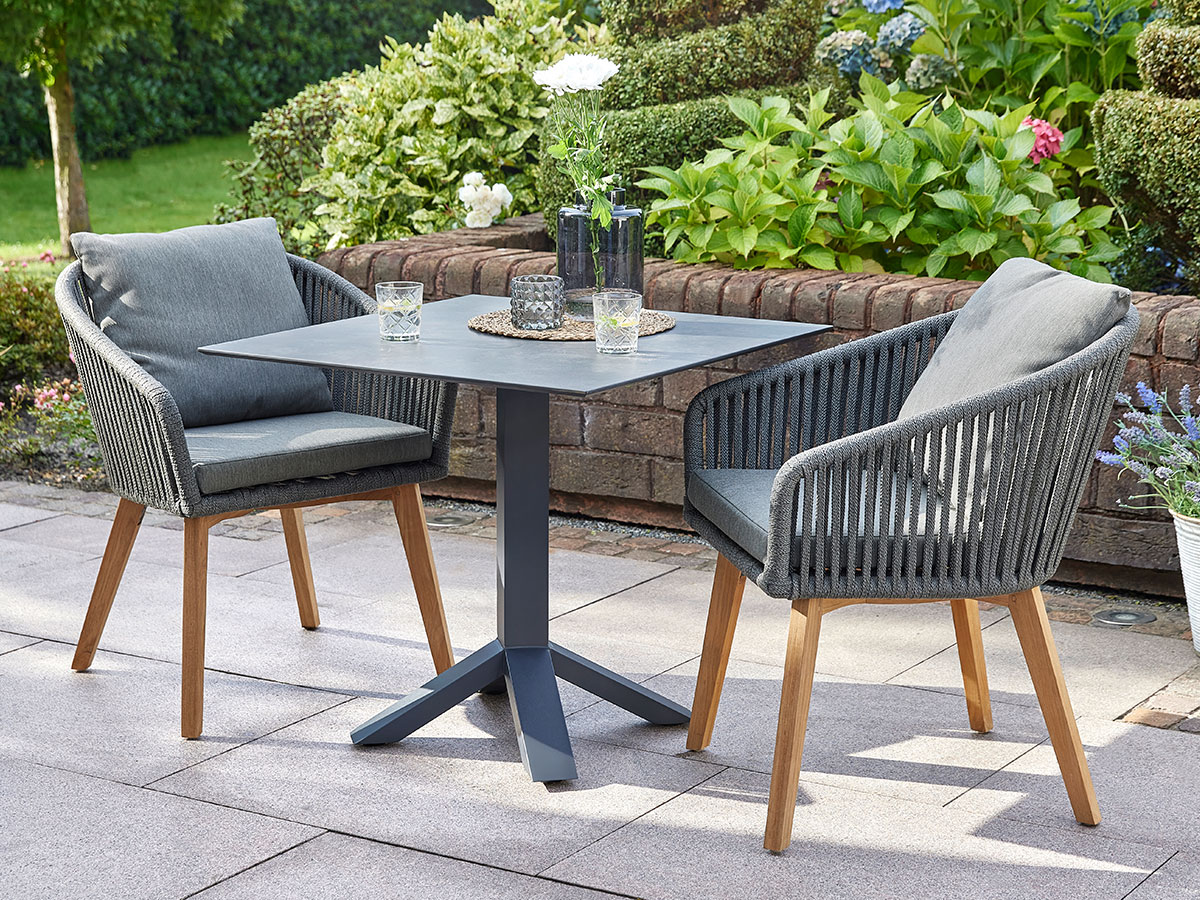 https://www.gartenmoebel-hamburg-shop.de/wsb-media/images/article/diamond-garden-kos-stuhl-dark-grey-teak-inkl-sitzkissen-rueckenkissen-3718-2-pop.jpg